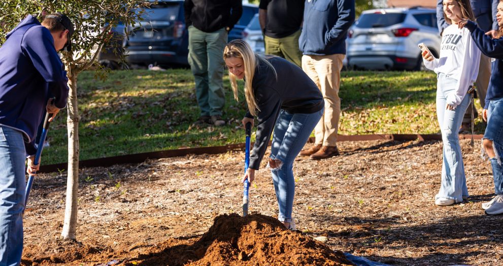 ETBU students plant oak trees in honor of Texas State Arbor Day